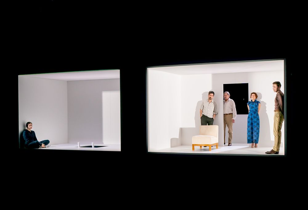 Eines langen Tages Reise in die Nacht – Ein tiefer Blick in den Abgrund Auf dem Bild: Maria Shulga, Seán McDonagh, André Jung, Astrid Meyerfeldt, Nikolay Sidorenko – Foto: Krafft Angerer