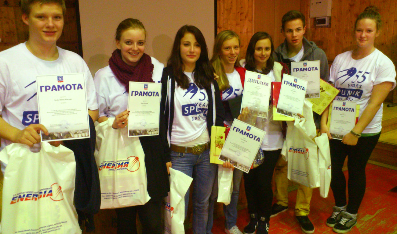 Erfolgreiches Team: Leonie Gebhardt (Mitte) erreicht mit ihrem Experiment zu Weihnachtskerzen in der Schwerelosigkeit sogar den zweiten Platz Freie Christliche Gesamtschule / Detlef Faber Erfolgreiches Team: Leonie Gebhardt (Mitte) erreicht mit ihrem Experiment zu Weihnachtskerzen in der Schwerelosigkeit sogar den zweiten Platz Freie Christliche Gesamtschule / Detlef Faber