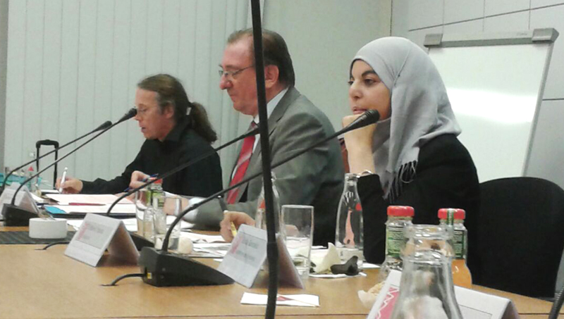 Drei Jahre. Drei wirklich coole Jahre! (Mein Abschied vom Jugendrat) Yousra leitet eine Sitzung des Jugendrats. (Stadt Düsseldorf)