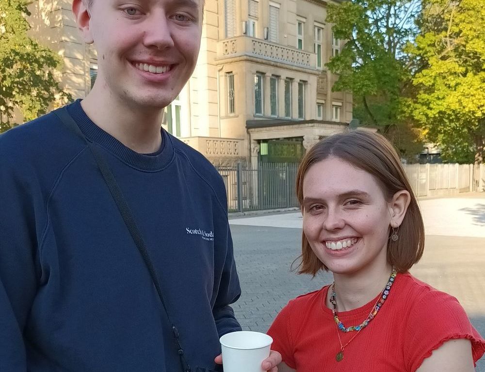 Hannah (19) und Janik (18) studieren soziale Arbeit und sind gespannt darauf, wie sich das Lernen von der Schule unterscheidet. Hannah (19) und Janik (18) studieren soziale Arbeit und sind gespannt darauf, wie sich das Lernen von der Schule unterscheidet.
