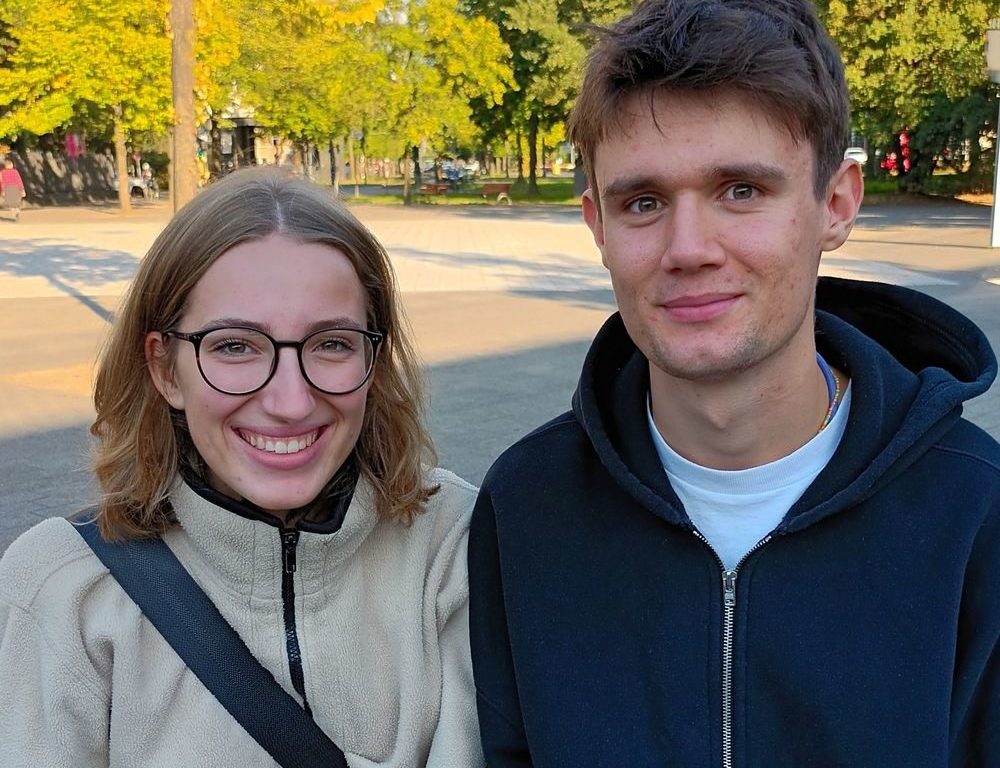 Paul (19) und Janina (19) studieren Kommunikationsdesign. Janina macht sich Sorgen wegen der Strom- und Gas-Preise im Winter und hat sich deshalb einen Nebenjob gesucht. Paul (19) und Janina (19) studieren Kommunikationsdesign. Janina macht sich Sorgen wegen der Strom- und Gas-Preise im Winter und hat sich deshalb einen Nebenjob gesucht.