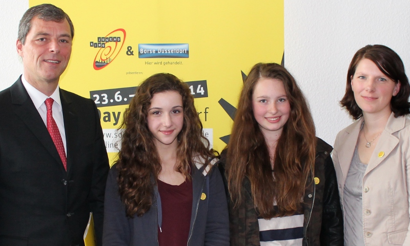 Social Day: Schüler suchen Jobs für den guten Zweck Freuen sich auf den Social Day: Dirk Elberskirch, Vorstandsvorsitzender der Börse Düsseldorf, Schülerinnen des Leibniz-Montessori-Gymnasiums und Katja von Rüsten aus dem Social-Day-Büro vom Jugendring. Jugendring Düsseldorf