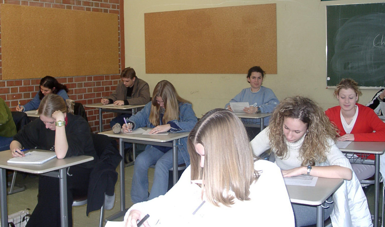 Zu viele Klassenarbeiten Oft fallen viele Klassenarbeiten auf eine Woche oder sogar einen Tag. Doch hierfür gibt es strenge Regeln. Klaus-Uwe Gerhardt / pixelio.de