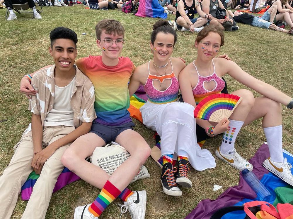 "Gemeinsam kann man mehr bewegen" Das sagt ihr zum Zusammenhalt in der queeren Community Pedro (16), Fynn (17), Cläre (16) und Luna (15) sind extra für den CSD nach Düsseldorf angereist. (Foto: Youpod / Athina)