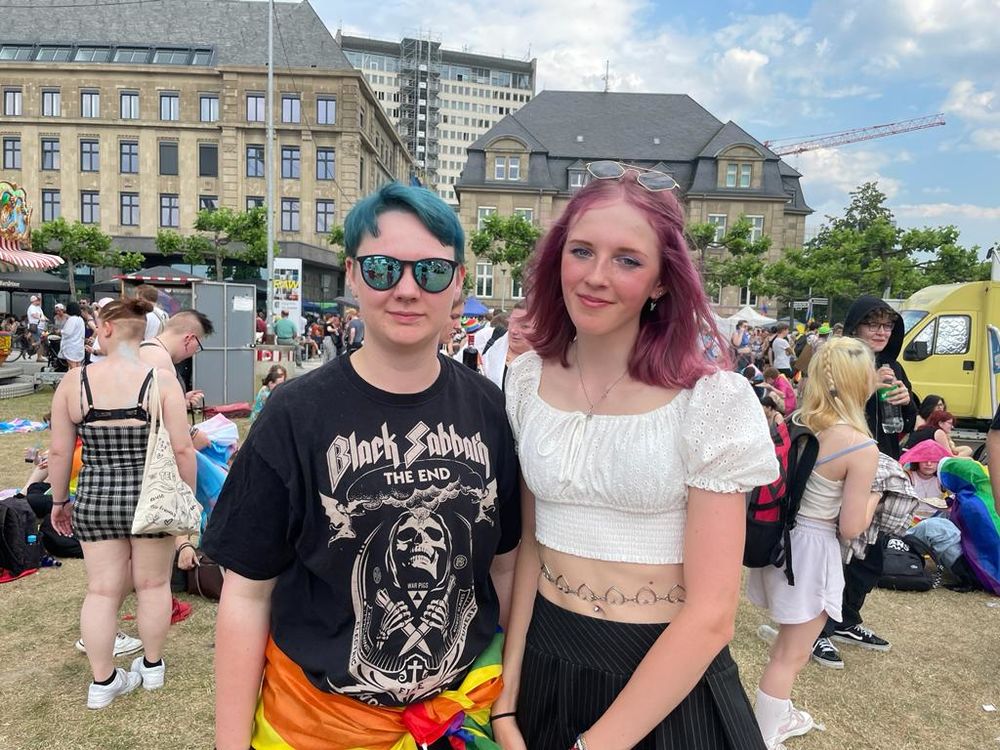 Lilly (17) und Sina (18) fordern mehr Rechte, Akzeptanz und Gleichheit. (Foto: Youpod / Athina) Lilly (17) und Sina (18) fordern mehr Rechte, Akzeptanz und Gleichheit. (Foto: Youpod / Athina)