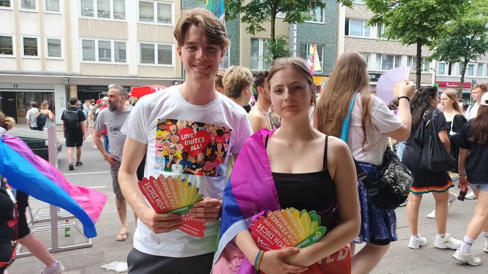 Pablo (19) und Alina (19) engagieren sich im Jugendrat und sind auch bei der CSD-Demo mitgelaufen. (Foto: Youpod / Vivian) Pablo (19) und Alina (19) engagieren sich im Jugendrat und sind auch bei der CSD-Demo mitgelaufen. (Foto: Youpod / Vivian)