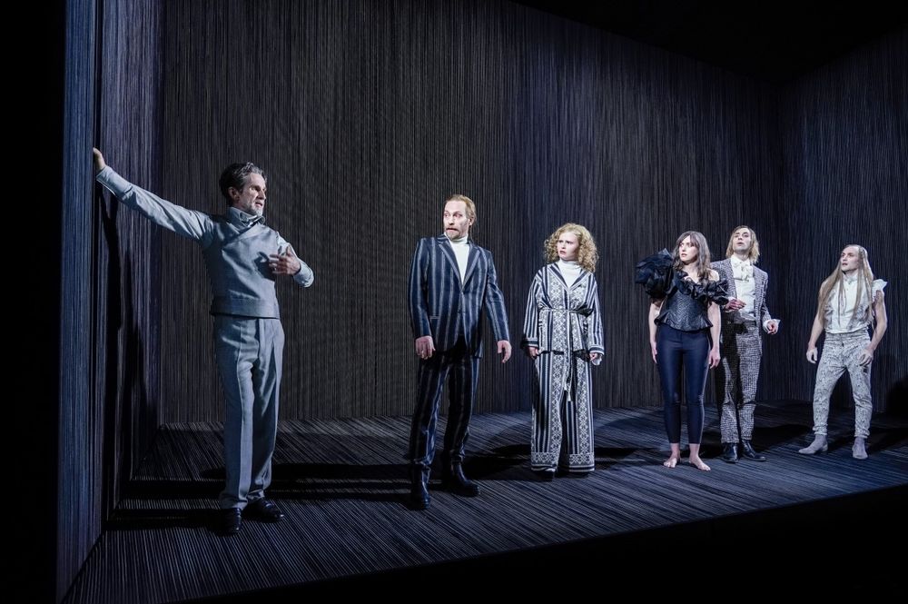Auf dem Bild: Ulrich Matthes, Manuel Harder, Lisa Hrdina, Franziska Machens, Jeremy Mockridge, Elias Arens – Foto: Arno Declair Auf dem Bild: Ulrich Matthes, Manuel Harder, Lisa Hrdina, Franziska Machens, Jeremy Mockridge, Elias Arens – Foto: Arno Declair