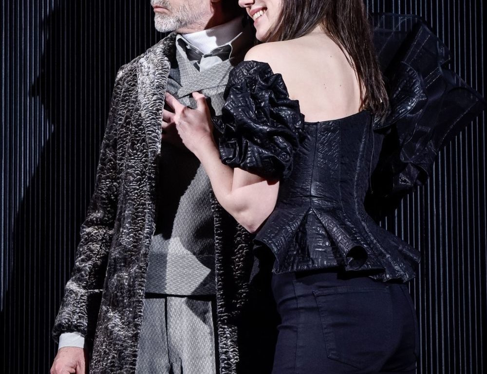 Auf dem Bild: Ulrich Matthes, Franziska Machens – Foto: Arno Declair Auf dem Bild: Ulrich Matthes, Franziska Machens – Foto: Arno Declair