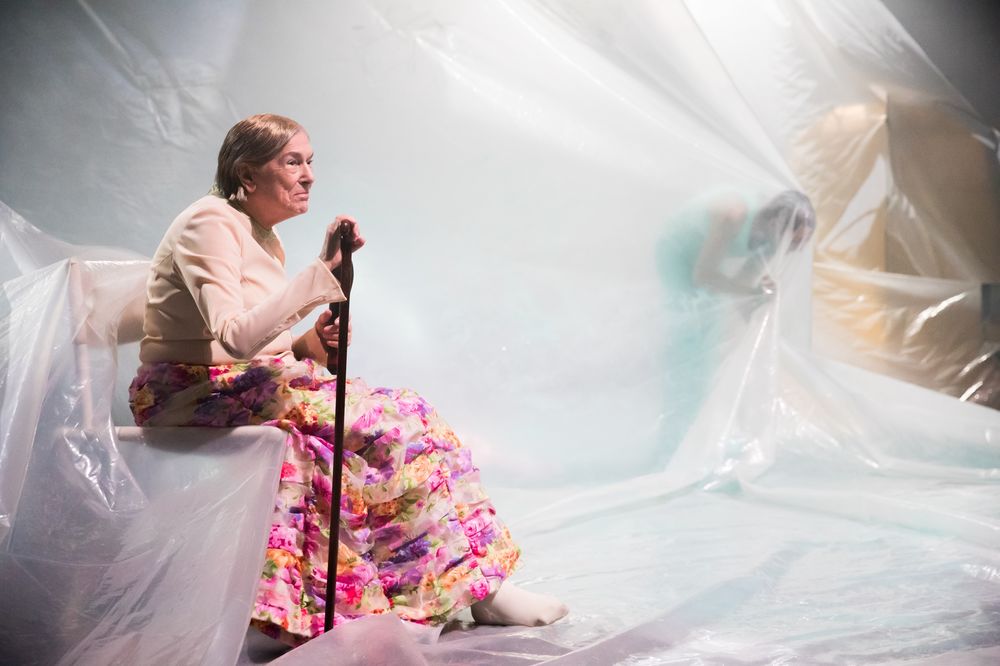 Auf dem Bild: Margot Gödrös, Elias Reichert – Foto: Ana Lukenda Auf dem Bild: Margot Gödrös, Elias Reichert – Foto: Ana Lukenda