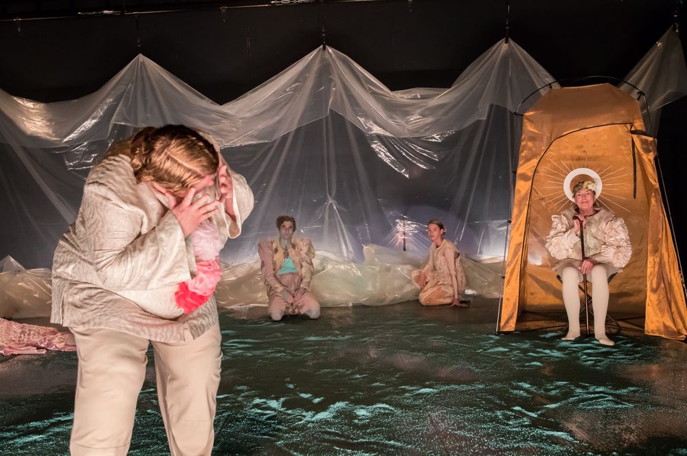 Auf dem Bild: Sabine Orléans, Elias Reichert, Laura Friedmann, Margot Gödrös – Foto: Ana Lukenda Auf dem Bild: Sabine Orléans, Elias Reichert, Laura Friedmann, Margot Gödrös – Foto: Ana Lukenda