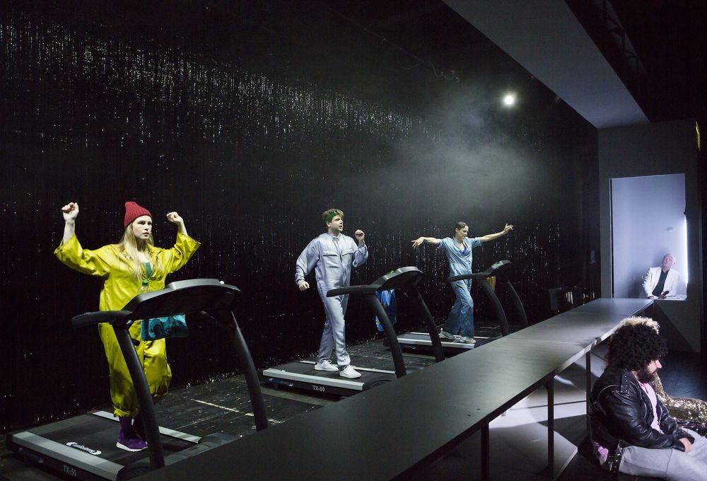 Disko – Wer darf rein in die Festung Europa? Auf dem Bild: Daniela Keckeis, Thomas Braungardt, Anne Cathrin Buhtz, Andreas Herrmann, Roman Kanonik – Foto: Rolf Arnold