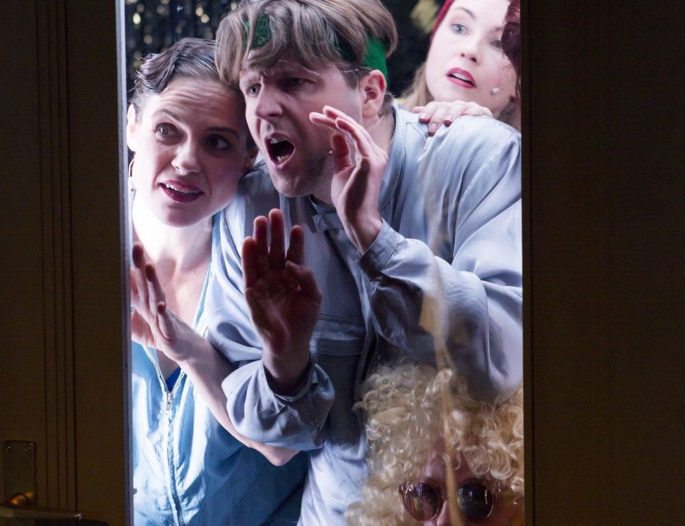 Auf dem Bild: Anne Cathrin Buhtz, Thomas Braungardt, Daniela Keckeis, Anna Keil (unten) – Foto: Rolf Arnold Auf dem Bild: Anne Cathrin Buhtz, Thomas Braungardt, Daniela Keckeis, Anna Keil (unten) – Foto: Rolf Arnold
