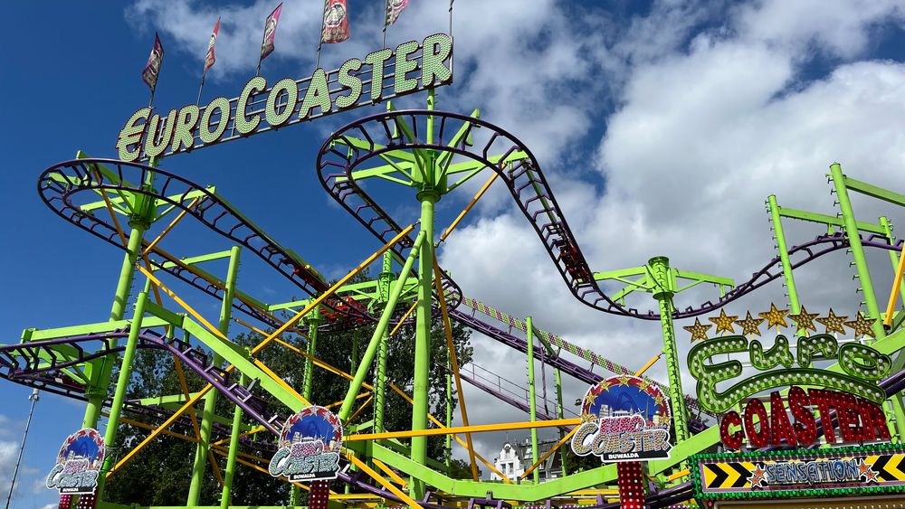 Die hängenden Gondeln des Euro Coasters machen die Achterbahn auf der Kirmes einzigartig. (Foto: youpod/Ari) Die hängenden Gondeln des Euro Coasters machen die Achterbahn auf der Kirmes einzigartig. (Foto: youpod/Ari)