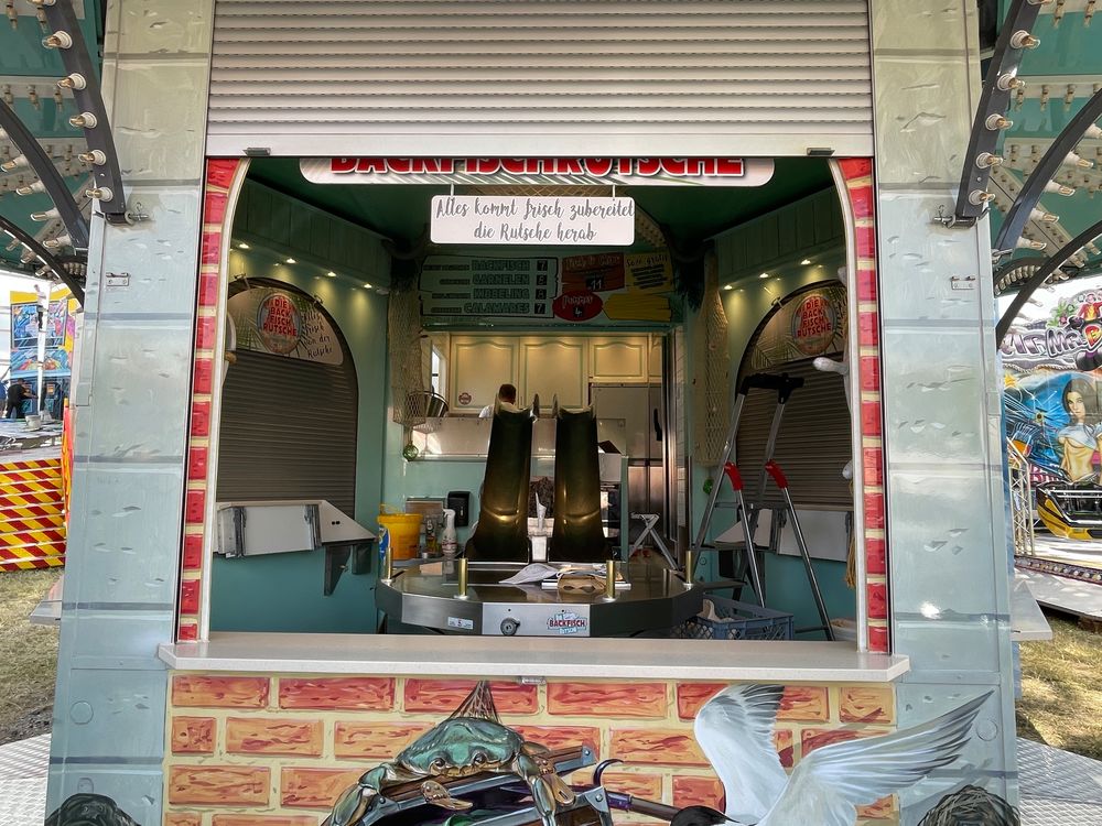 Auf diesen beiden Rutschen kommt euer Essen bei der "Backfisch-Rutsche" heruntergerutscht. (Foto: youpod/Athina) Auf diesen beiden Rutschen kommt euer Essen bei der "Backfisch-Rutsche" heruntergerutscht. (Foto: youpod/Athina)