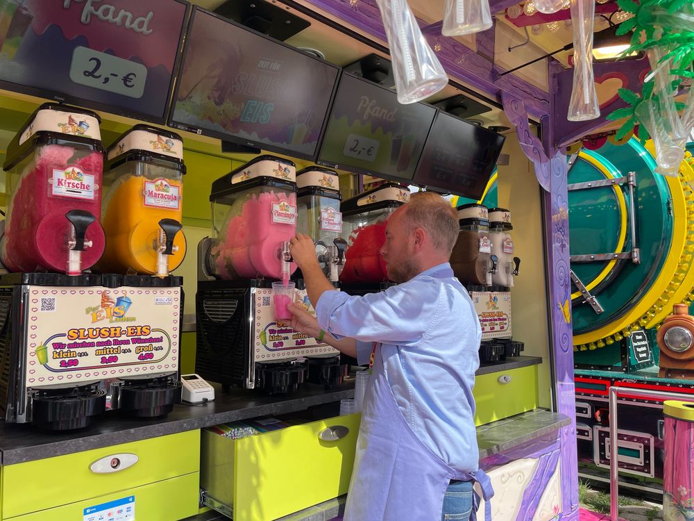 Hier wird etwas Slush-Eis von der einzigartigen Sorte Flamingo abgezapft, die ihr beim neuen Slush-Eis-Laden finden könnt. (Foto: youpod/Athina) Hier wird etwas Slush-Eis von der einzigartigen Sorte Flamingo abgezapft, die ihr beim neuen Slush-Eis-Laden finden könnt. (Foto: youpod/Athina)