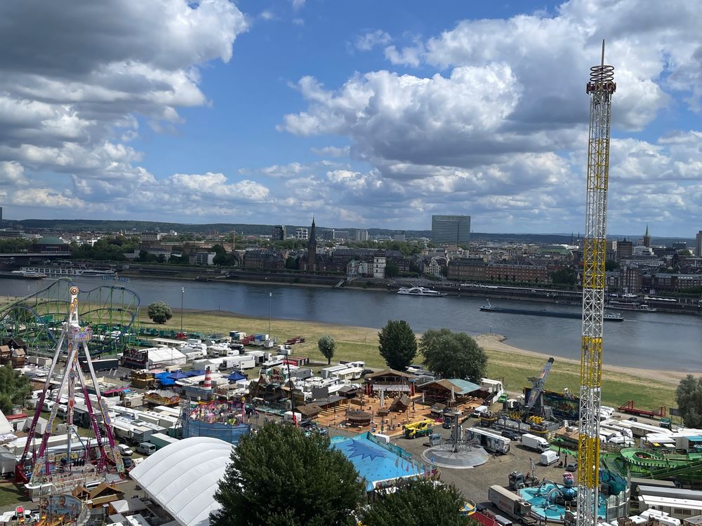 Aussicht auf die Rheinkirmes und auf Düsseldorf aus den neuen Gondeln des Riesenrads (Foto: youpod/Athina) Aussicht auf die Rheinkirmes und auf Düsseldorf aus den neuen Gondeln des Riesenrads (Foto: youpod/Athina)