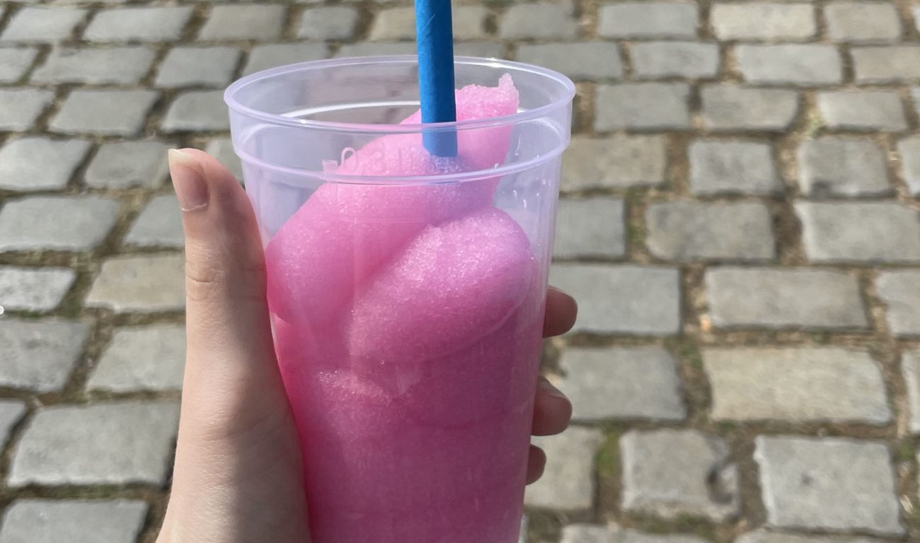 In solchen Mehrweg-Bechern wird dieses Jahr alles serviert. (Foto: youpod/Athina)