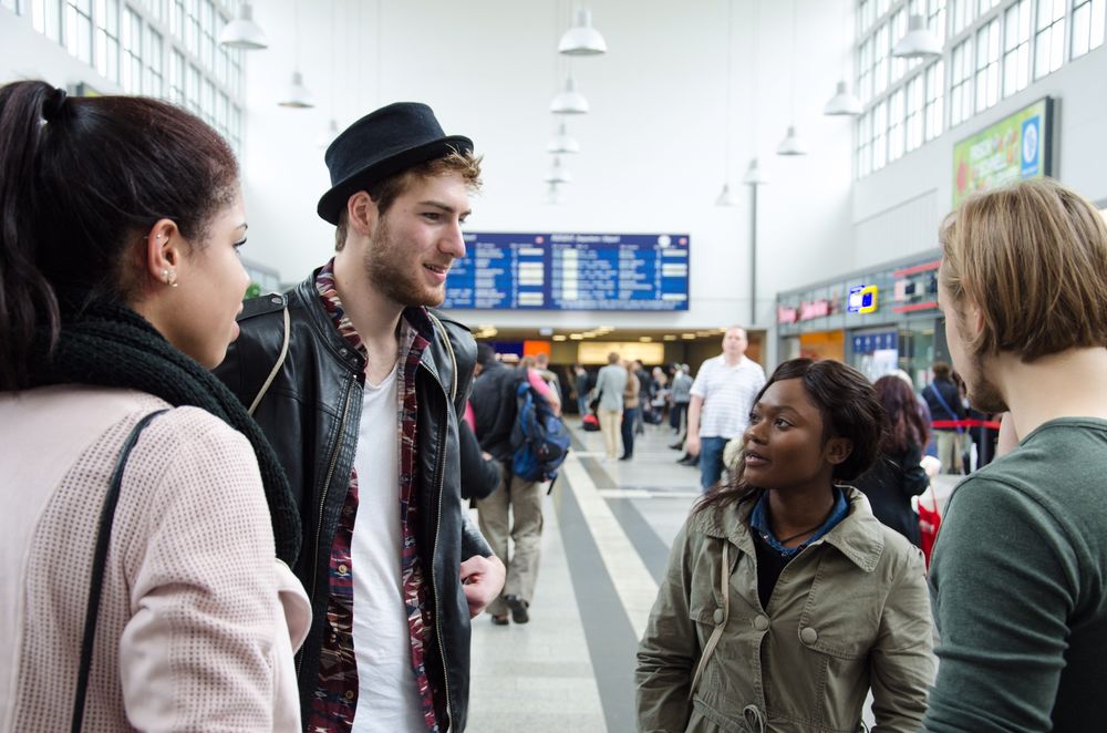 Flüchtlinge kostenfrei mitnehmen in Bus und Bahn Flüchtlinge mitnehmen – dazu regt ein Projekt der youngcaritas jetzt auch in Düsseldorf an