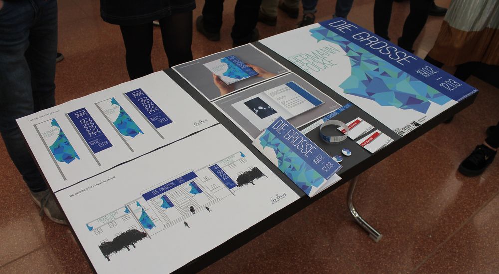 Dazu gehört die Gestaltung eines Plakates, der Einlass-Bänder, Buttons, Flyer mit Infos, einen Katalog und Flaggen. (Foto: Jonathan)