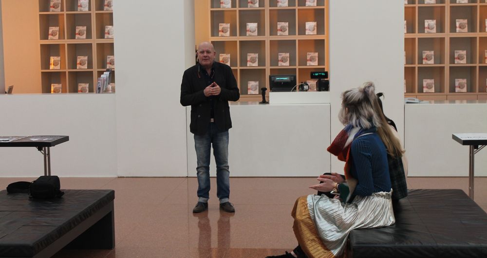 Der Ausstellungsleiter von DIE GROSSE, Michael Kortländer hat eine kurze Rede gehalten und beschlossen, die Arbeiten länger als geplant ausstellen zu lassen. (Foto: Jonathan)