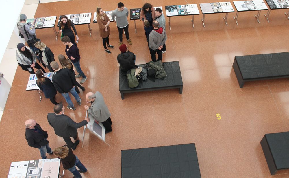 Die anwesenden Schüler haben auch Fragen zu ihren Arbeiten beantwortet. (Foto: Jonathan)