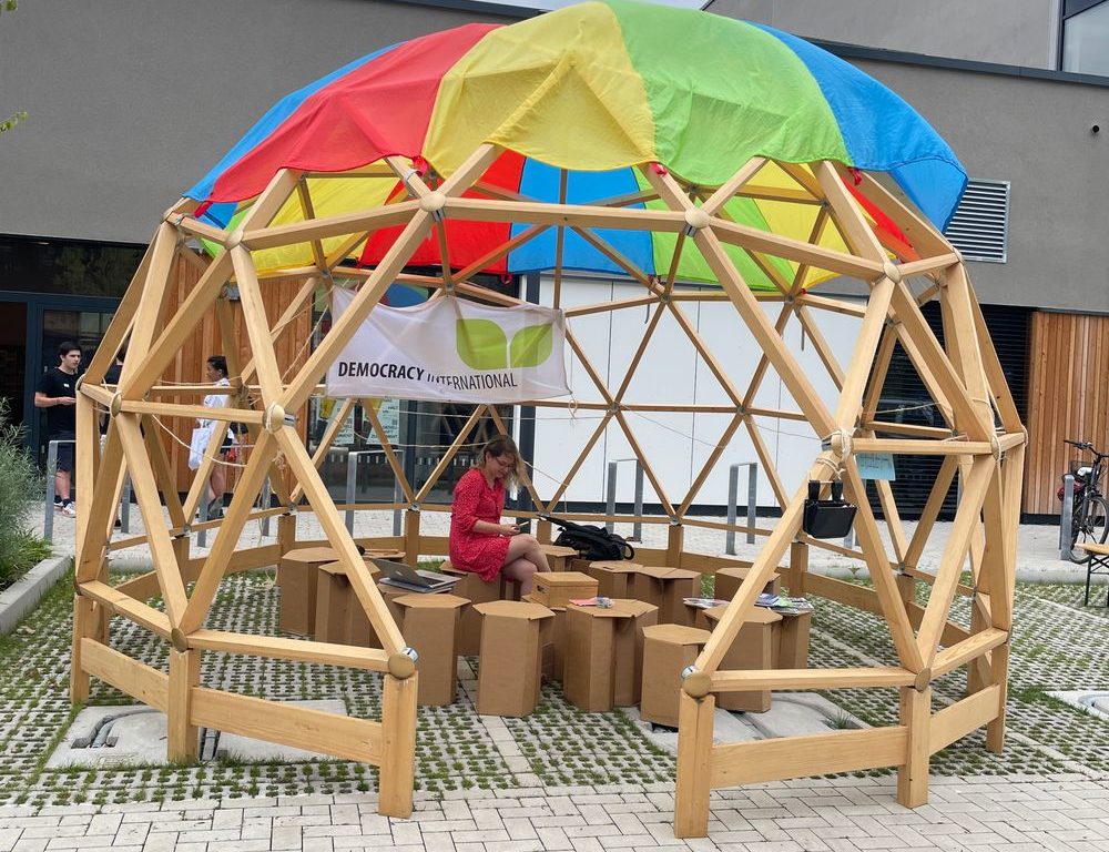 Die European Public Sphere, mit der die Organisation Democracy International von Stadt zu Stadt reist, um über Europa aufzuklären (Foto: youpod/Athina) Die European Public Sphere, mit der die Organisation Democracy International von Stadt zu Stadt reist, um über Europa aufzuklären (Foto: youpod/Athina)