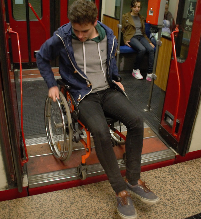 Darf ich mit meinem Rollstuhl in Ihren Drive-in? Ein Selbsttest Für Rollstuhlfahrer gibt es Hürden in der U-Bahn. Lara A.