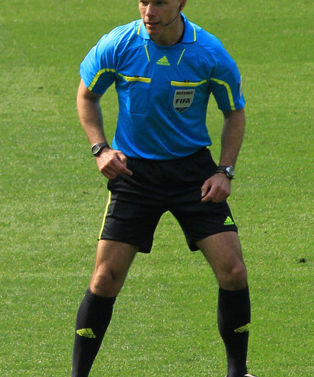 Der Brite Howard Webb ist Schiedsrichter bei der WM und hat es nicht immer leicht. Er muss immer den richtigen Standpunkt zum Spielgeschehen haben. Ronnie Macdonald (CC BY 2.0)