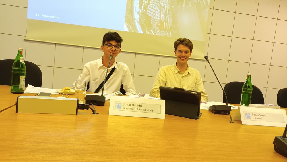 Amin und Pablo leiten die Sitzung als Sprecher und Stellvertreter. (Foto: youpod)