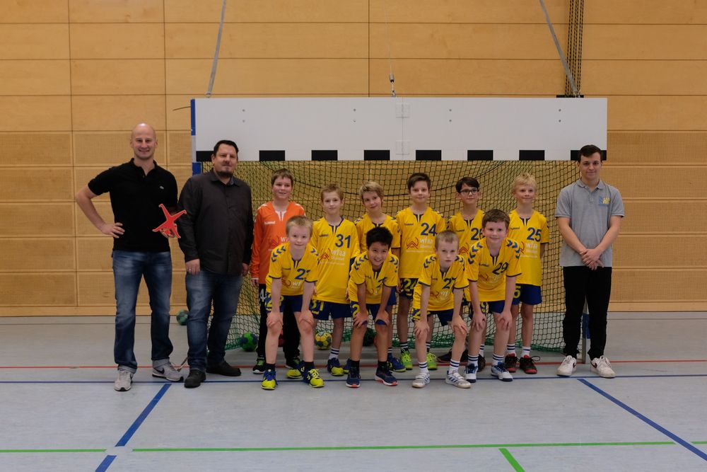 Mannschaftsfoto mit Benny Daser (1. v.l Sportlicher Leiter HC Düsseldorf), Andreas Bartsch (2. v.l. Produktionsleiter Wfaa Nord) und Julius Linden (1 v.r. Trainer)