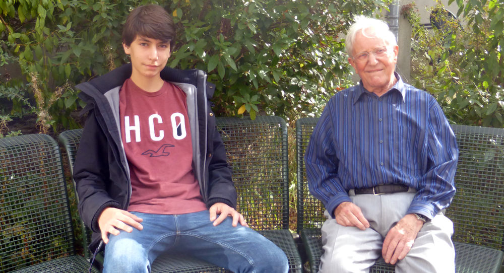 Der Schüler und der Senior treffen sich ein Jahr lang einmal die Woche. (Foto: Marion) Der Schüler und der Senior treffen sich ein Jahr lang einmal die Woche. (Foto: Marion)