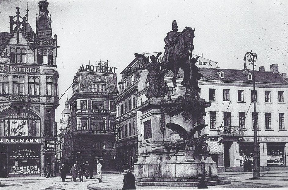 Eingang zur Altstadt Alleestraße 1903: Am Eingang der Altstadt zur Bolkerstraße stand früher die Reiterstaue des ersten deutschen Kaisers, Wilhelm I. Hinter der Statue ist das Vorgängergebäude des heutigen amerikanischen Schnellrestaurants zu sehen. Stadtarchiv Düsseldorf