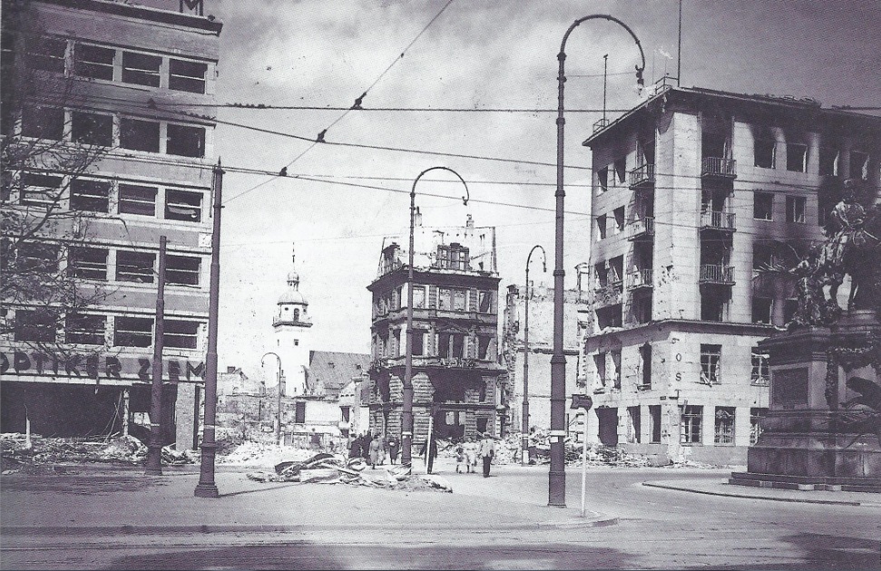 Hindenburgwall 1943: Auch die Bolkerstraße ist im Laufe der
Kriegsjahre zunehmend durch Luftangriffe zerstört worden. Die Altstadt wurde so stark in Mitleidenschaft gezogen, dass die Neanderkirche nicht mehr von Gebäuden umgeben zu sein scheint. Stadtarchiv Düsseldorf Hindenburgwall 1943: Auch die Bolkerstraße ist im Laufe der Kriegsjahre zunehmend durch Luftangriffe zerstört worden. Die Altstadt wurde so stark in Mitleidenschaft gezogen, dass die Neanderkirche nicht mehr von Gebäuden umgeben zu sein scheint. Stadtarchiv Düsseldorf