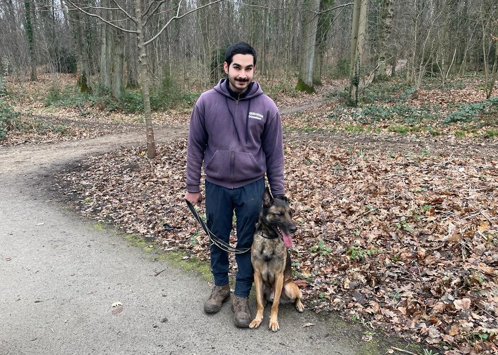 Ehrenamtlich mit Tierheim-Hunden Gassi gehen Nima (24) geht mit Buddy Gassi, der seit etwa einem Jahr im Tierheim lebt. (Foto: Youpod/Athina)