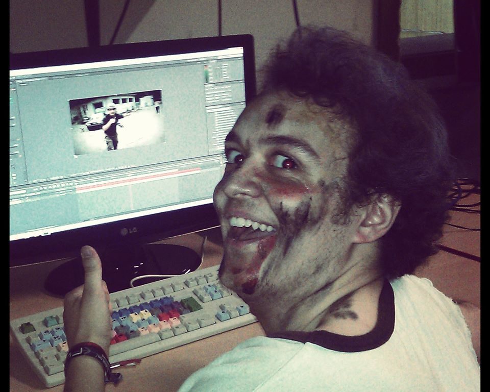 Tony beim Schneiden des Videos &quot;Zombie Apokalypse 2013&quot; &quot;Ich kann teilweise Stunden oder auch Nächte durch schneiden, ohne irgendwie zu sagen jetzt hab ich keinen Bock mehr&quot;. Tony Spina