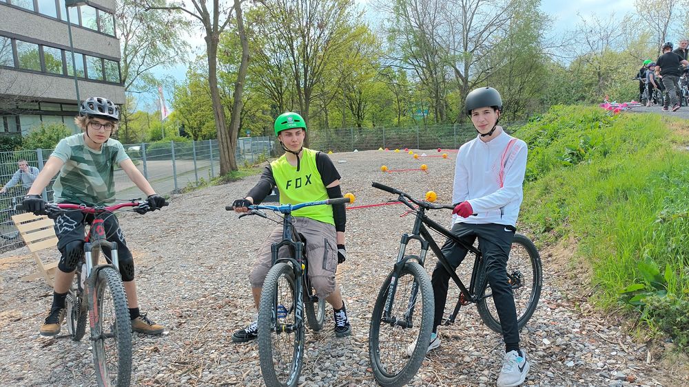 Felix (14), Fynn (17) und David (16) vor dem Rennen. (Foto: Youpod / Vivian) Felix (14), Fynn (17) und David (16) vor dem Rennen. (Foto: Youpod / Vivian)