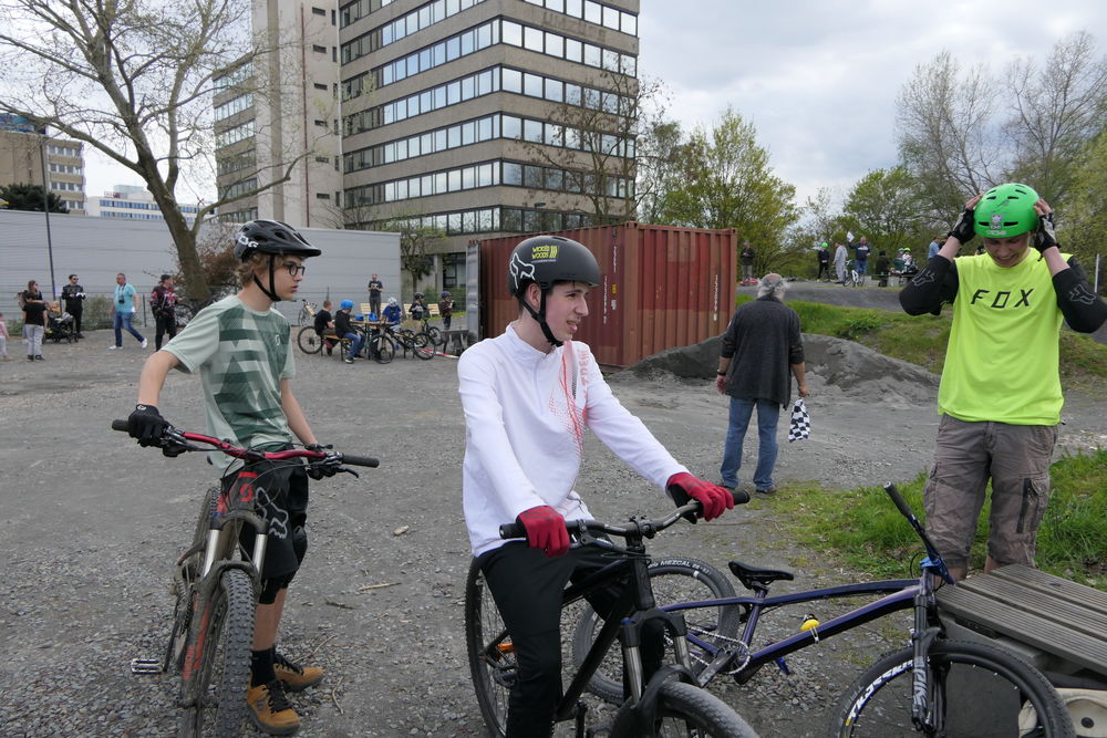 In der Pause zwischen den Durchgängen tanken die Jungs Kraft. (Foto: Youpod / Vivian) In der Pause zwischen den Durchgängen tanken die Jungs Kraft. (Foto: Youpod / Vivian)