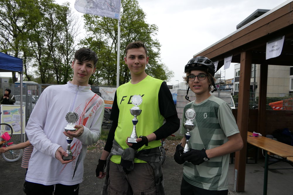Die Jungs sind zufrieden mit ihrer Leistung beim Rennen. (Foto: Youpod / Vivian) Die Jungs sind zufrieden mit ihrer Leistung beim Rennen. (Foto: Youpod / Vivian)