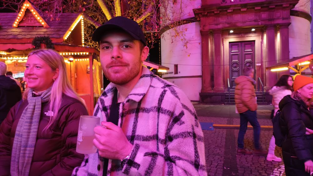 Dennis (22) mag den Druck, der an Feiertagen wie Silvester entsteht, nicht. (Foto: Youpod) Dennis (22) mag den Druck, der an Feiertagen wie Silvester entsteht, nicht. (Foto: Youpod)