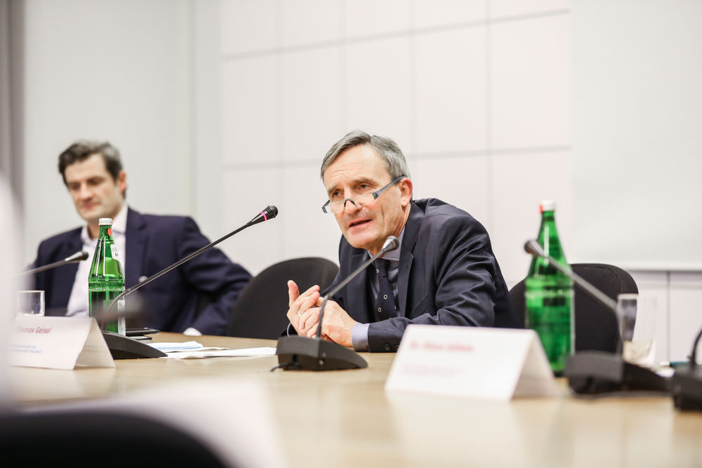 Zu hohe Corona-Zahlen: Weitere Schutzmaßnahmen in Düsseldorf Oberbürgermeister Thomas Geisel (r.) und Ordnungsdezernent Christian Zaum erläuterten das Stufenkonzept rund um die Corona-Infektionen. (Foto: Landeshauptstadt Düsseldorf/Melanie Zanin)