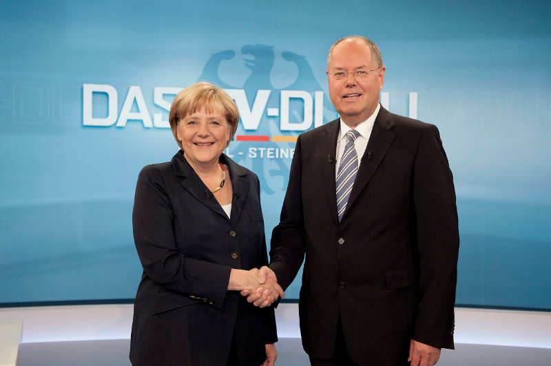 Bundestagswahl: TV-Duell ohne Sieger Merkel und Steinbrück begrüßen sich vor dem Duell freundlich. ARD-Foto