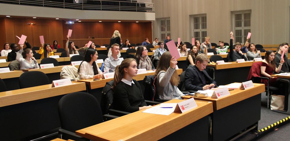 Die darauffolgenden Wahlen waren öffentlich. In der ersten Reihe sitzen: Caroline Janßen, Franca Bavaj und Justus Brümmer. Alle drei wurden in Stadtbezirk eins gewählt. (Foto: Jonathan) Die darauffolgenden Wahlen waren öffentlich. In der ersten Reihe sitzen: Caroline Janßen, Franca Bavaj und Justus Brümmer. Alle drei wurden in Stadtbezirk eins gewählt. (Foto: Jonathan)