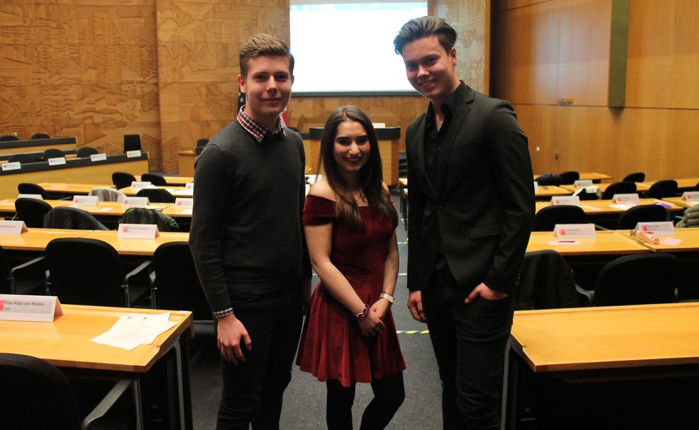 as Sprecherteam des Jugendrates: Links steht Marvin Wittiber, er ist zweiter stellvertretender Sprecher, in der Mitte: Shaylin Shahinzard, stellvertretende Sprecherin. Rechts steht Leon Brink, er ist zum Sprecher gewählt worden. (Foto: Jonathan) as Sprecherteam des Jugendrates: Links steht Marvin Wittiber, er ist zweiter stellvertretender Sprecher, in der Mitte: Shaylin Shahinzard, stellvertretende Sprecherin. Rechts steht Leon Brink, er ist zum Sprecher gewählt worden. (Foto: Jonathan)