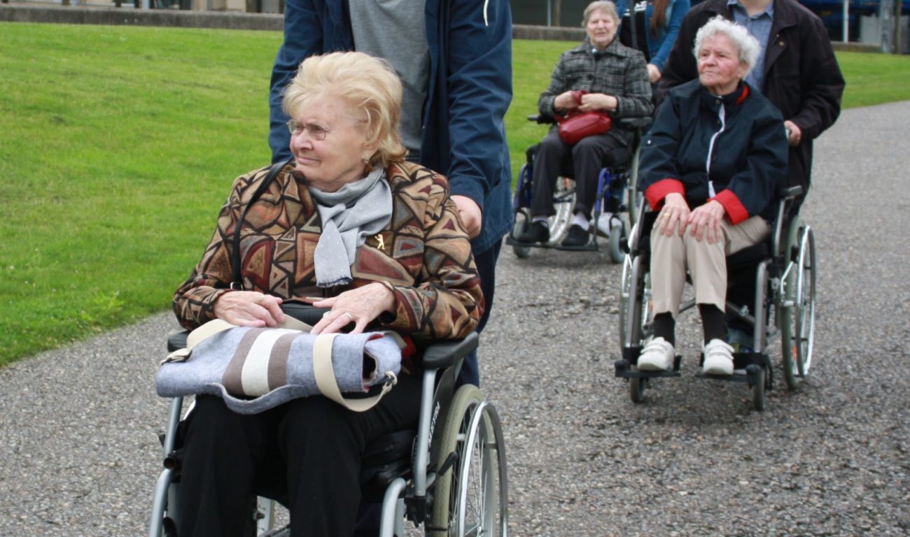 Die Schüler haben das Rollstuhl-Fahren und -Schieben schnell gelernt. (Quelle: Caritas-Projekts "Jes – Jugend engagiert sich") Die Schüler haben das Rollstuhl-Fahren und -Schieben schnell gelernt. (Quelle: Caritas-Projekts "Jes – Jugend engagiert sich")