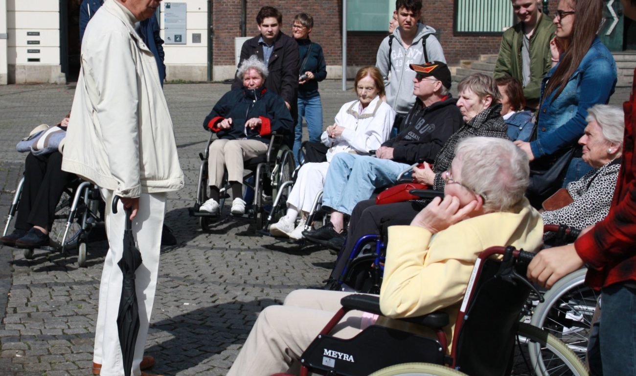 Ziel des Ausflugs mit Jung und Alt war eine gemeinsame Stadtführung. (Quelle: Caritas-Projekts "Jes – Jugend engagiert sich") Ziel des Ausflugs mit Jung und Alt war eine gemeinsame Stadtführung. (Quelle: Caritas-Projekts "Jes – Jugend engagiert sich")