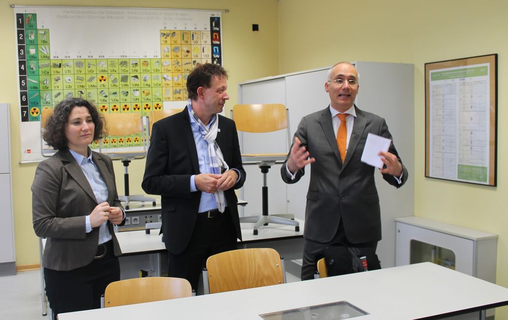 Da die Schule ein Schwerpunkt auf Italienisch setzt, unterstützt der italienische Generalkonsul (rechts) das Bildungsprojekt. Schulleiterin Antonietta Zeoli und Stadtdirektor Burkhard Hintzsche freuen sich. (Foto: Jonathan) Da die Schule ein Schwerpunkt auf Italienisch setzt, unterstützt der italienische Generalkonsul (rechts) das Bildungsprojekt. Schulleiterin Antonietta Zeoli und Stadtdirektor Burkhard Hintzsche freuen sich. (Foto: Jonathan)