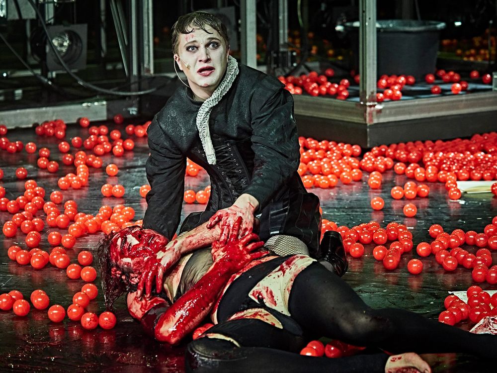 Don Karlos – Schillers Drama im düsteren Blutregen Auf dem Bild: André Kaczmarczyk, Jonas Friedrich Leonhardi – Foto: Thomas Rabsch