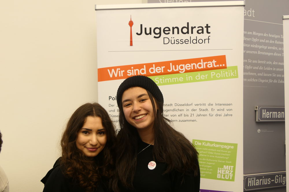 Nada Haddou-Tensamani, die Sprecherin des Jugendrates Düsseldorf, (r.) erzählte: "Diversity bedeutet für mich, dass man die Unterschiede der Menschen erkennt und nutzt, weil wir dadurch einen Vorteil für die Gesellschaft erwirken können." Shaylin Shahinzad, eine engagierte Jugendliche, (l.) sagte: "Nicht unsere Unterschiede bestimmen, wer wir sind, sondern unsere Gemeinsamkeiten." Nada Haddou-Tensamani, die Sprecherin des Jugendrates Düsseldorf, (r.) erzählte: "Diversity bedeutet für mich, dass man die Unterschiede der Menschen erkennt und nutzt, weil wir dadurch einen Vorteil für die Gesellschaft erwirken können." Shaylin Shahinzad, eine engagierte Jugendliche, (l.) sagte: "Nicht unsere Unterschiede bestimmen, wer wir sind, sondern unsere Gemeinsamkeiten."