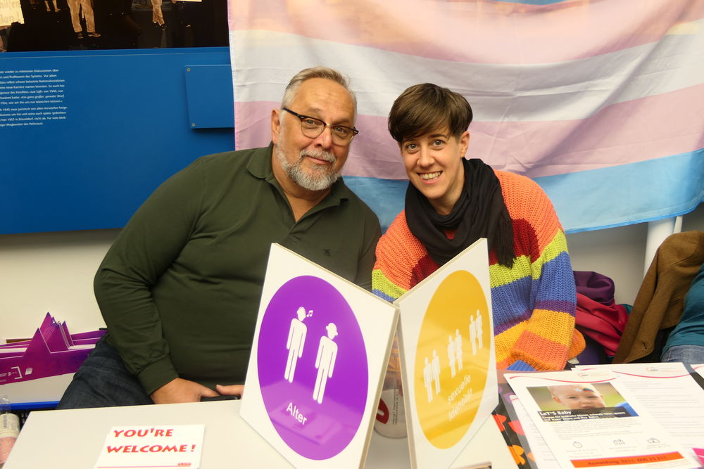 Beim Stand von der Jugendeinrichtung PULS trifft Jung auf Alt. Beim Stand von der Jugendeinrichtung PULS trifft Jung auf Alt.