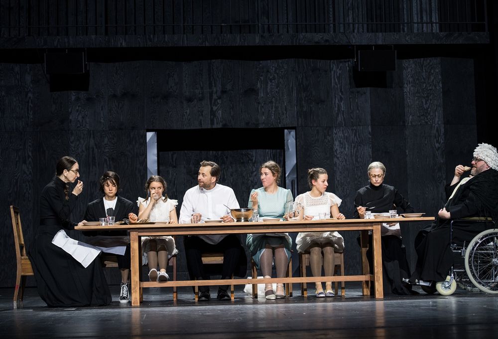 Auf dem Bild: Claudia Hübbecker, Lea Ruckpaul, Johanna Kolberg, Christian Erdmann, Minna Wündrich, Jojo Rösler, Cathleen Baumann, Thiemo Schwarz – Foto: Sandra Then